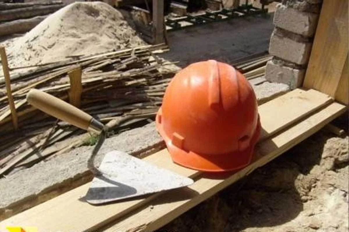 Bakıda evin damından yıxılan fəhlənin boynu sınıb