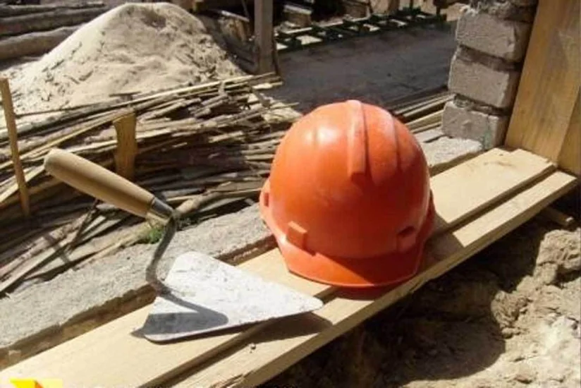Bakıda evin damından yıxılan fəhlənin boynu sınıb
