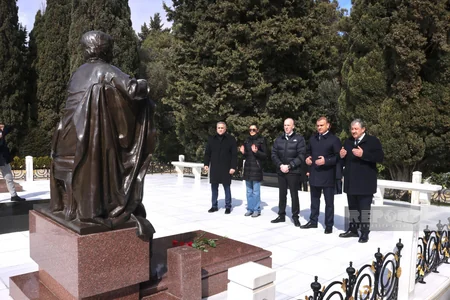 Dünya Kikboksinq Təşkilatları Assosiasiyasının prezidenti Heydər Əliyevin məzarını ziyarət edib