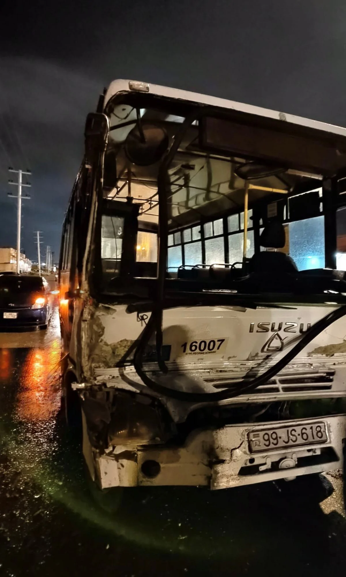 Bakıda sərnişin avtobusu yük maşını ilə toqquşub