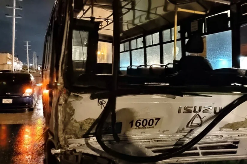 В Баку пассажирский автобус столкнулся с грузовиком