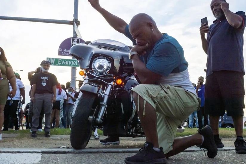 В Луизиане начались беспорядки после убийства мужчины полицейскими