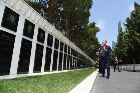 Diplomatik xidmət orqanlarının rəhbərləri Şəhidlər Xiyabanını ziyarət edib
