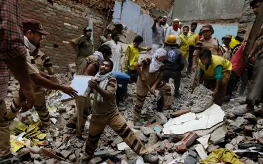 4 dead in building collapse in Delhi