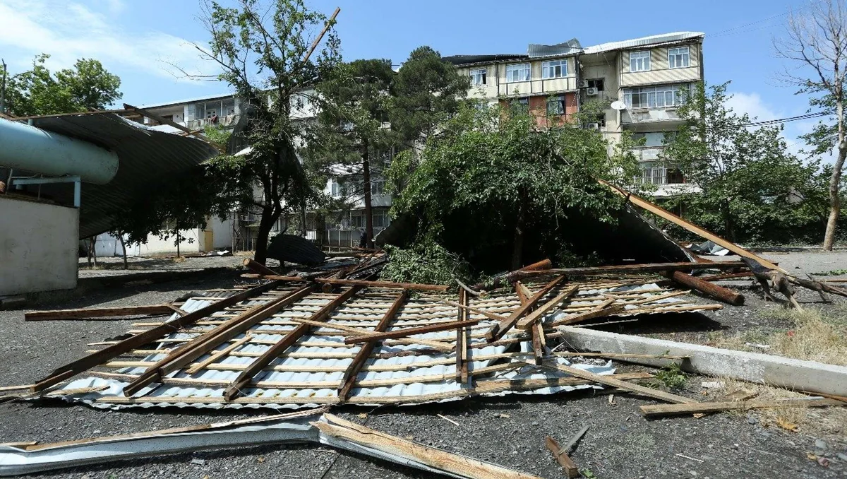 Şəkidə güclü külək binanın dam örtüyünü qoparıb, 5 avtomobilə ziyan dəyib