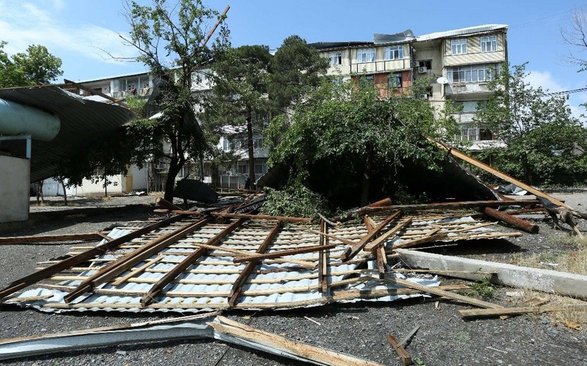 Şəkidə güclü külək binanın dam örtüyünü qoparıb, 5 avtomobilə ziyan dəyib