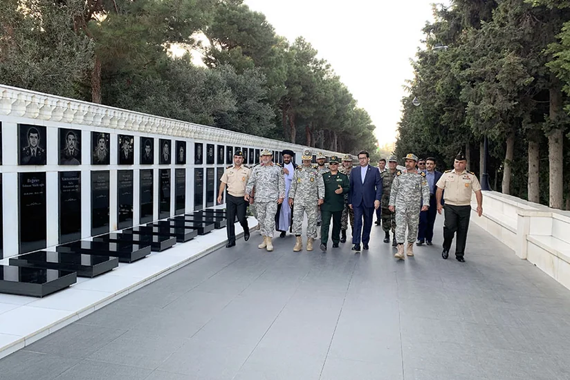 İran hərbi nümayəndə heyəti Şəhidlər xiyabanını ziyarət edib