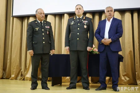 Aprel döyüşlərində şəhid olan hərbçilərin təltif olunduqları medallar ailə üzvlərinə təqdim edilib - FOTO
