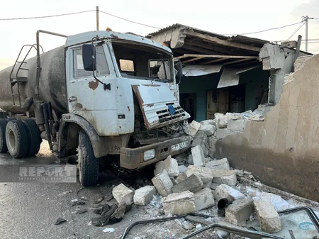 Abşeronda idarəetmədən çıxan ağır yük avtomobili evin hasarını uçurub
