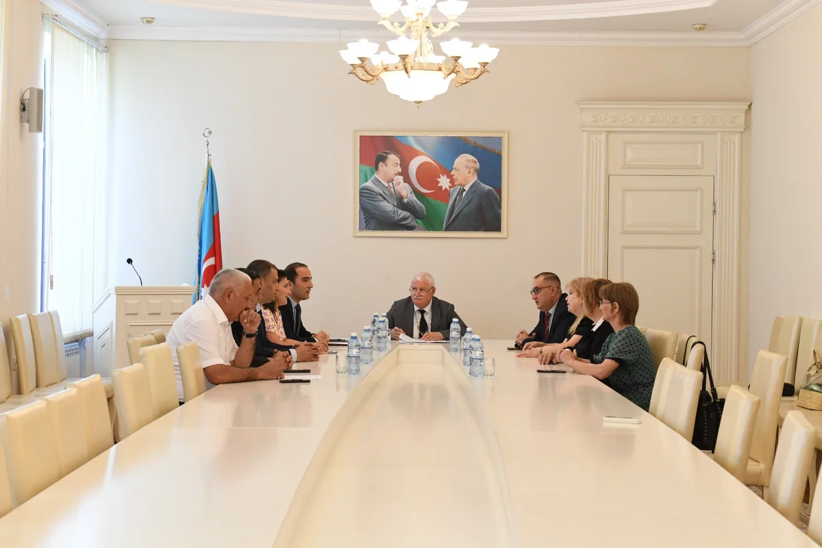 Qaçqınkom yanında İctimai Şuranın yeni tərkibdə ilk iclası keçirilib, sədr seçilib