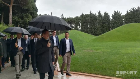 Türkiyənin müdafiə naziri Fəxri və Şəhidlər xiyabanlarını ziyarət edib