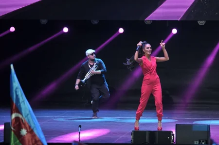 Heydər Əliyev Mərkəzinin parkında Bakının azad edilməsinin 100 illiyi münasibəti ilə konsert olub