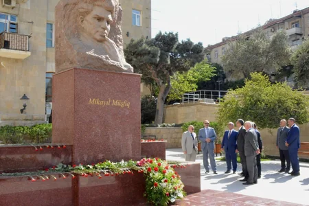 Mikayıl Müşfiqin doğum günündə abidəsi ziyarət olunub