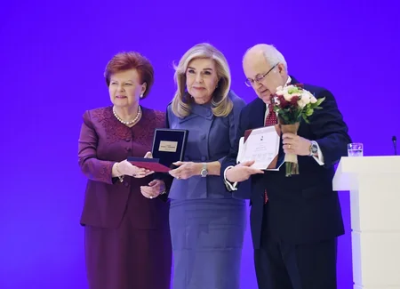 Mehriban Əliyeva Nizami Gəncəvi Beynəlxalq Mərkəzinin qızıl medalı ilə təltif edilib - YENİLƏNİB-2