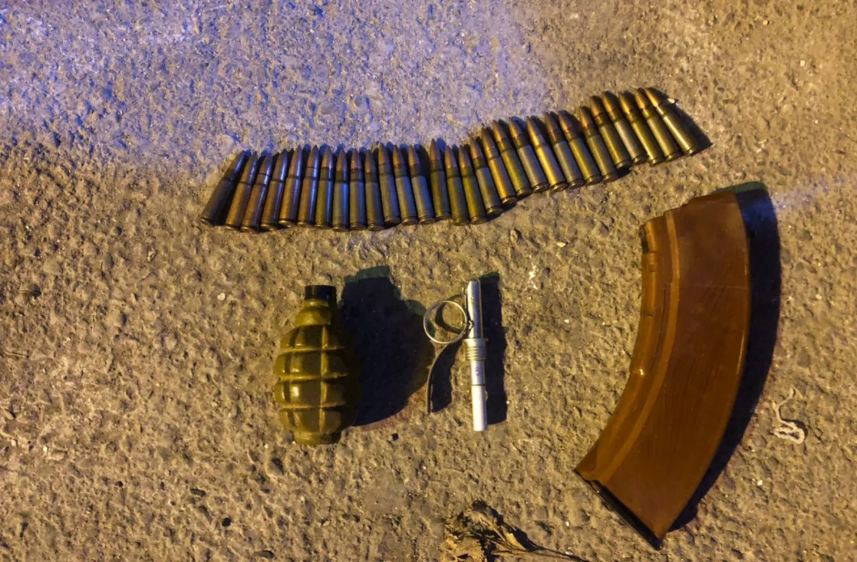 Bakıda küçədə əl qumbarası və avtomat aşkarlanıb