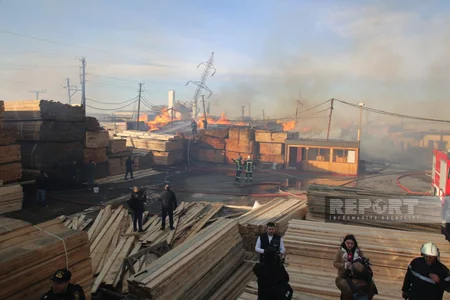 Bakıda inşaat materialları bazarındakı yanğının açıq alov mənbələri söndürülüb - YENİLƏNİB-7