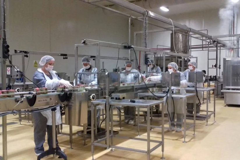 Azərbaycanın aparıcı holdinqi 2 konserv zavodunu bağlayır