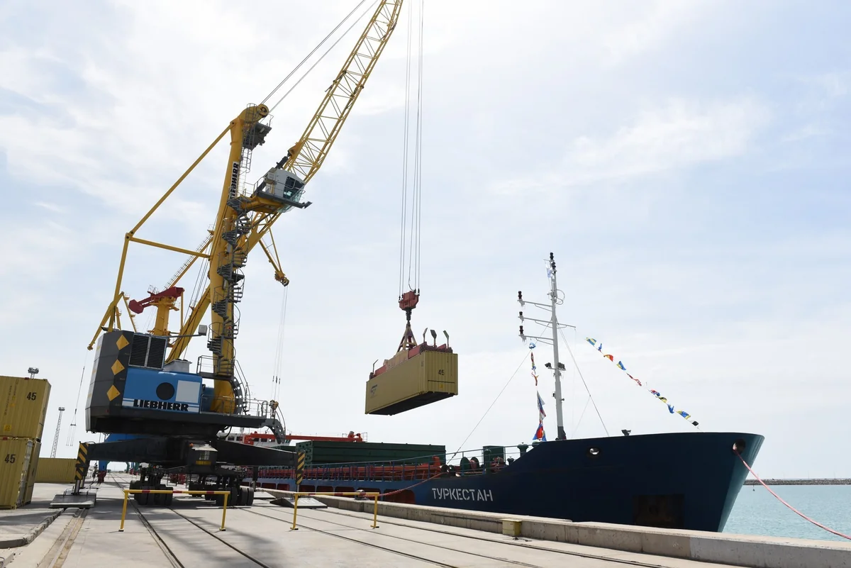 Aktau limanından konteyner yüklərini Bakı limanına daşıyacaq ilk fider gəmisi istifadəyə verilib