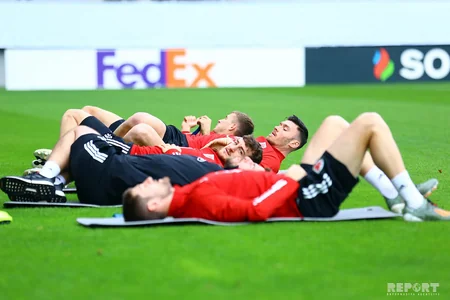 Ryan Giggs carries door during training at Bakcell Arena