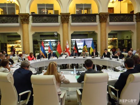 Milli Məclisin Aparat rəhbəri Tbilisidə işçi görüşdə iştirak edir