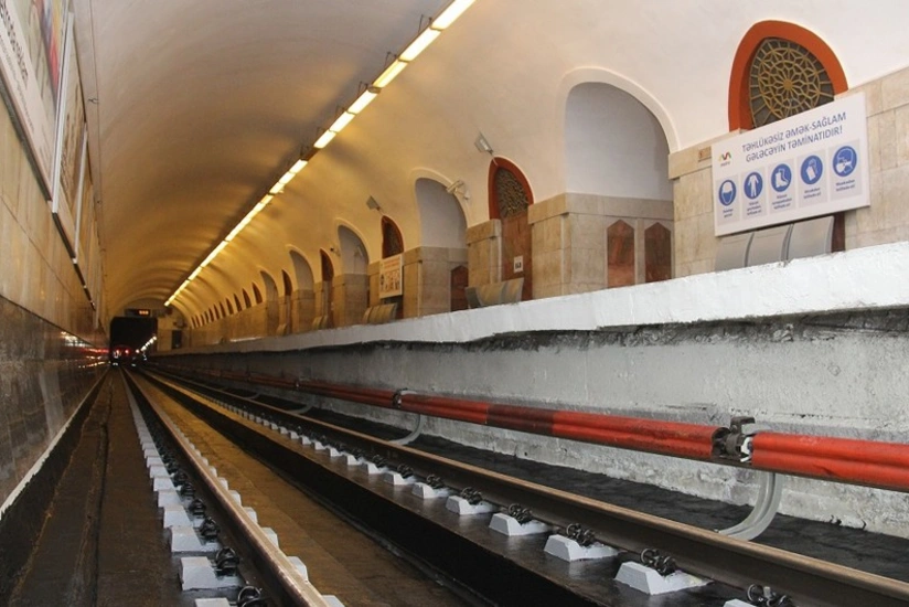 Metronun “Xətai” stansiyasında taxta şpallar beton şpallarla əvəzlənir