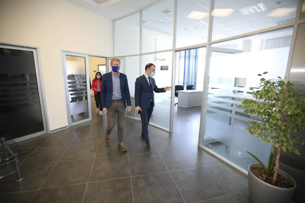 Böyük Britaniya səfiri Qobustandakı ilk hibrid elektrostansiyaya baş çəkib