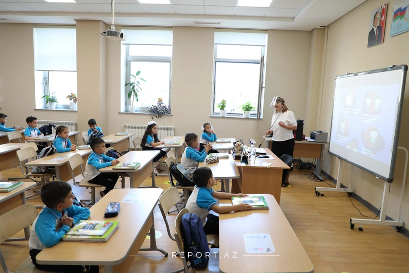 Azərbaycanda müəllimlərə üz sipəri paylanıldı