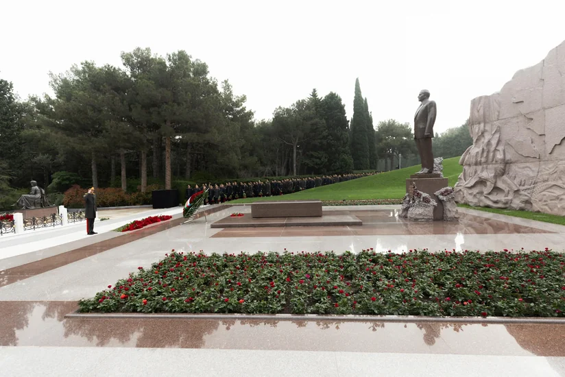 Daxili İşlər Nazirliyinin rəhbərliyi Heydər Əliyevin məzarını ziyarət edib
