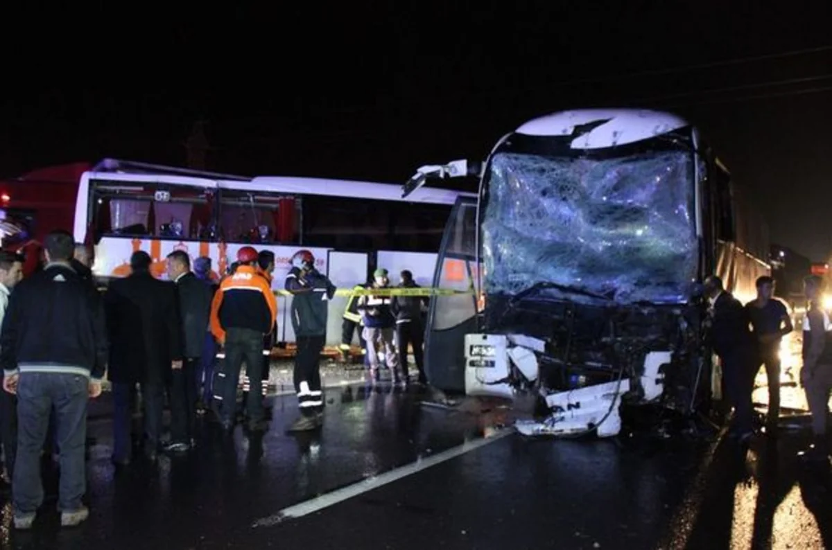 Türkiyədə iki avtobus toqquşub, 68 nəfər yaralanıb