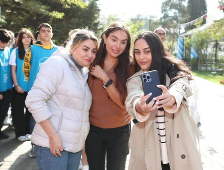 Bakıda Leyla Əliyevanın iştirakı ilə növbəti abadlaşdırılmış həyətin açılışı olub