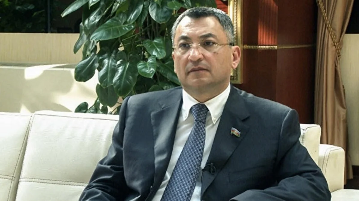 Rövşən Rzayev məcburi köçkünləri qəbul edib