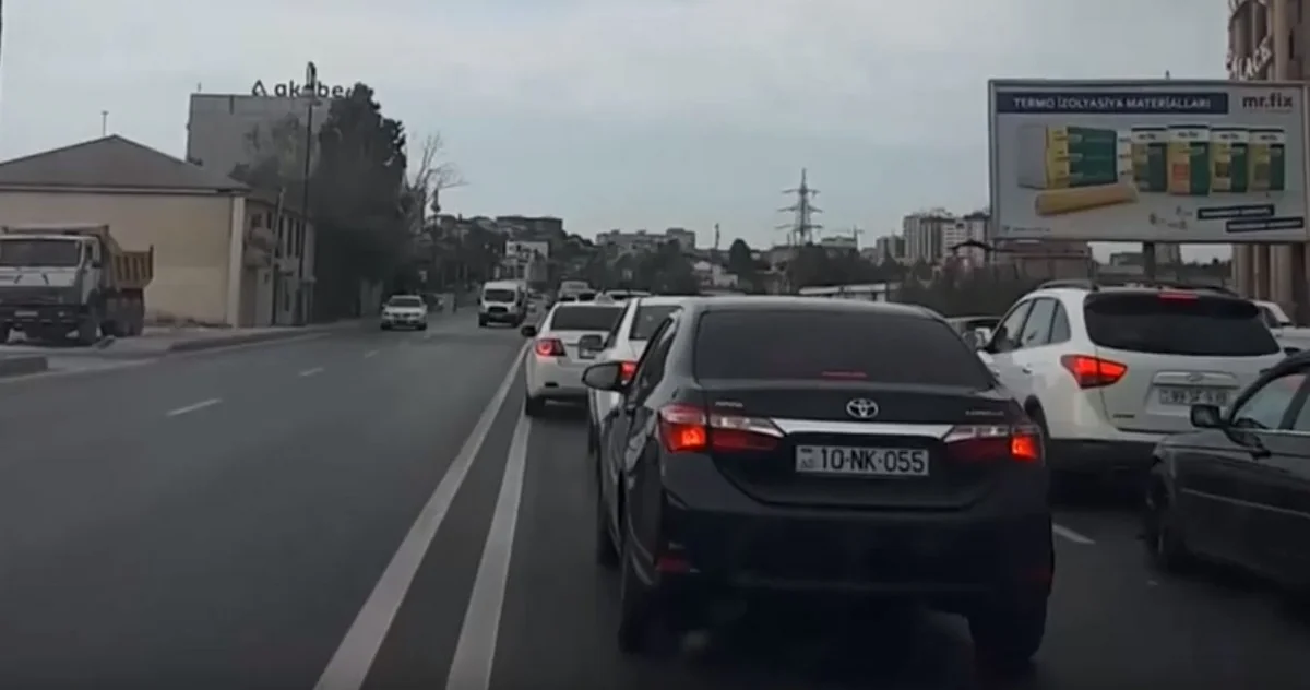 Bakıda bahalı avtomobillər qaydaları pozaraq qəza vəziyyəti yaradıb - VİDEO