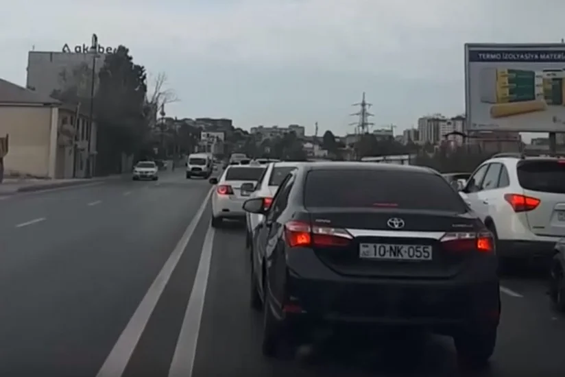 В Баку водители дорогих иномарок создали аварийную ситуацию, выехав на встречную полосу - ВИДЕО