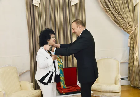Prezident İlham Əliyev xalq artisti Zeynəb Xanlarovaya “Heydər Əliyev” ordenini təqdim edib - YENİLƏNİB
