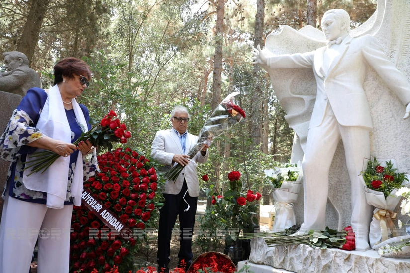 Müslüm Maqomayevin məzarı ziyarət olunub