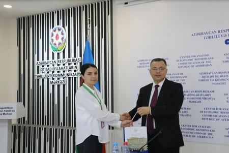 İqtisadi İslahatların Təhlili və Kommunikasiya Mərkəzində təcrübəçilərlə görüş keçirilib