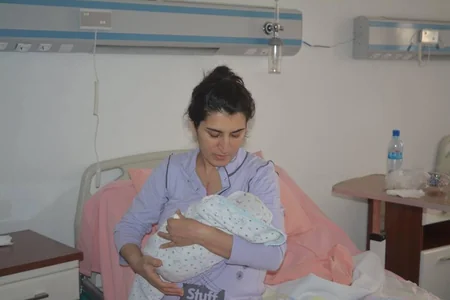 Tədris Cərrahiyyə Klinikasında hamiləykən ürəyinə mexaniki klapan yerləşdirilən qadın ana olub