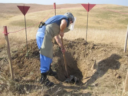 ANAMA: Qrad raketinin mühərrik hissəsi və OF-56 top mərmisi aşkarlanıb