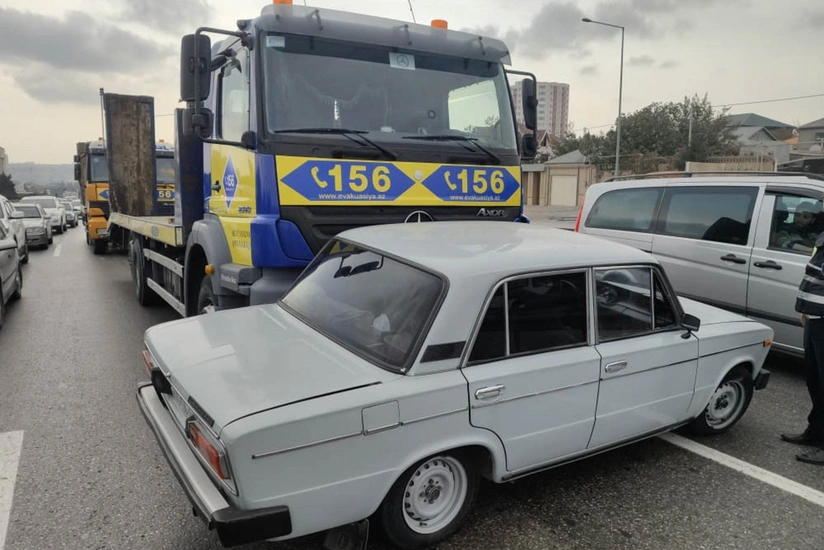 Bakı-Sumqayıt yolunda evakuator qəzaya uğrayıb, tıxac yaranıb - FOTO - VİDEO