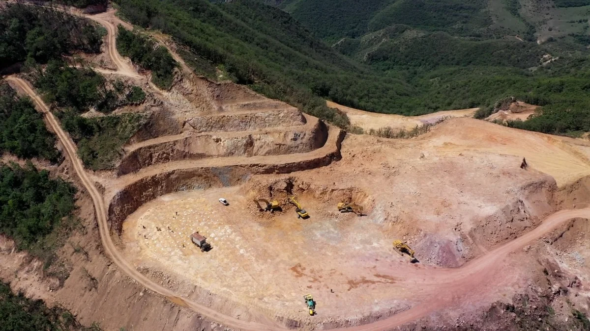 Mine collapse in Türkiye traps workers underground