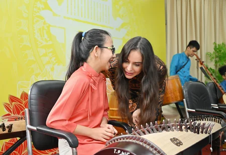 Leyla Əliyeva Hanoyda görmə qabiliyyəti məhdud şəxslər üçün məktəbdə olub