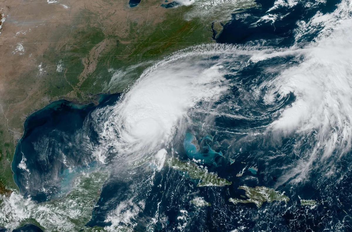 Ураган Милтон в США ослаб до первой категории
