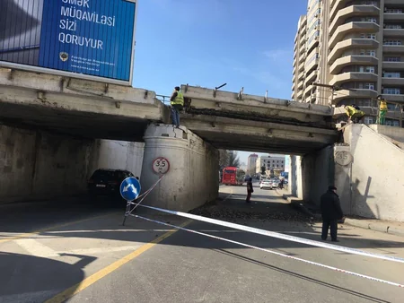 Betonvuran maşının dağıtdığı körpüdə qatarların hərəkəti dayandırılıb