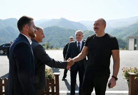 Prezident “Balland-Kəlbəcər balı, arı və arıçılıq məhsulları mağazası”nın açılışında iştirak edib - YENİLƏNİB