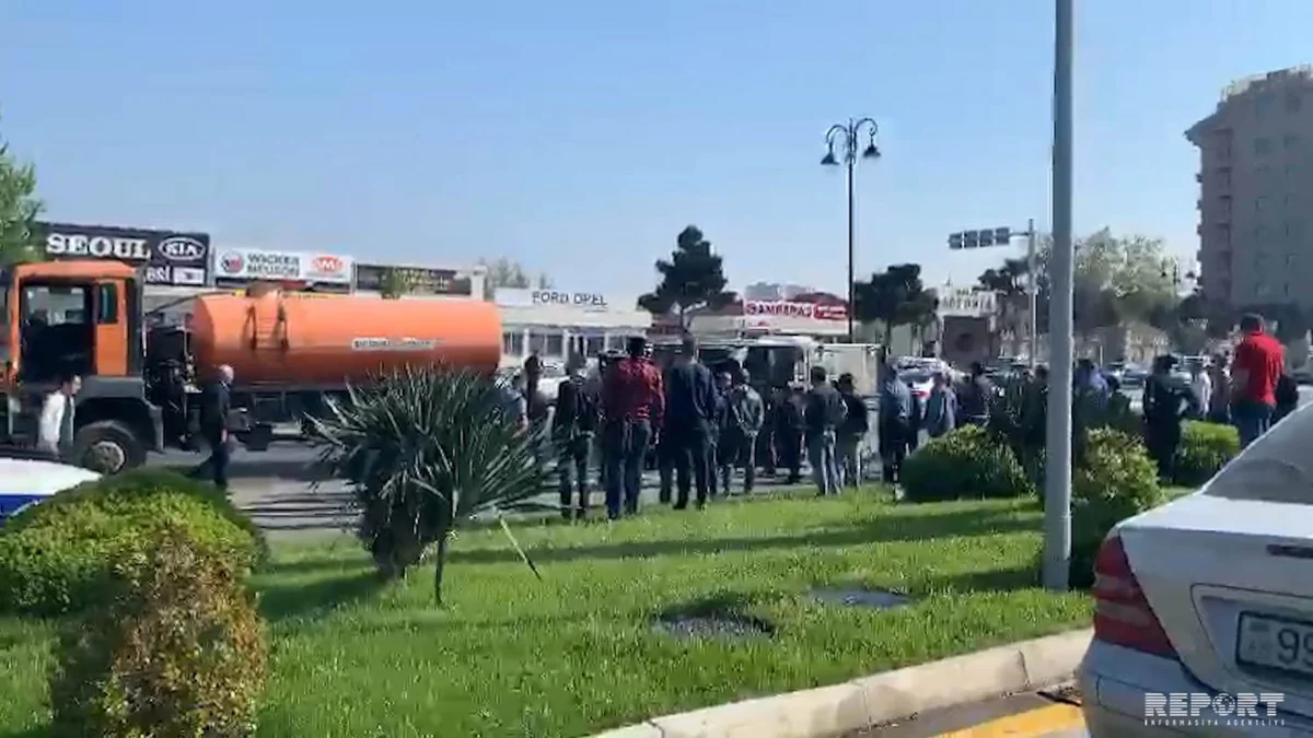 Babək prospektində qəza baş verib, yük avtomobili aşıb - VİDEO