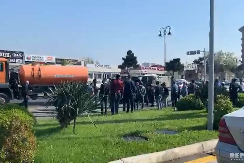 В Баку на проспекте Бабека перевернулся грузовик