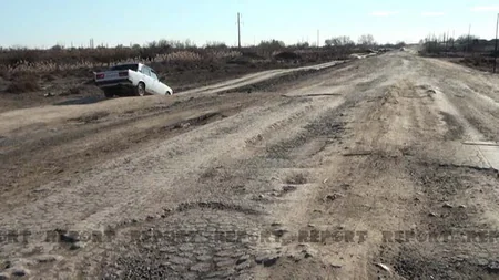 Neftçalada 13 kəndi birləşdirən yol keçilməz hala düşüb - FOTO