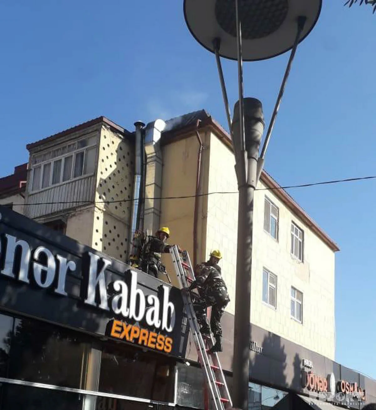 Sumqayıtda yaşayış binasında yanğın başlayıb - FOTO - VİDEO - YENİLƏNİB