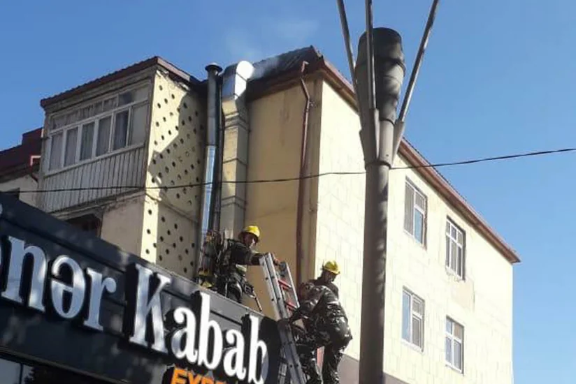 Sumqayıtda yaşayış binasında yanğın başlayıb - FOTO - VİDEO - YENİLƏNİB
