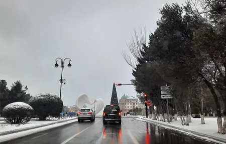Sumqayıtda yollar qardan təmizlənir, duz-qum qarışığı səpilir